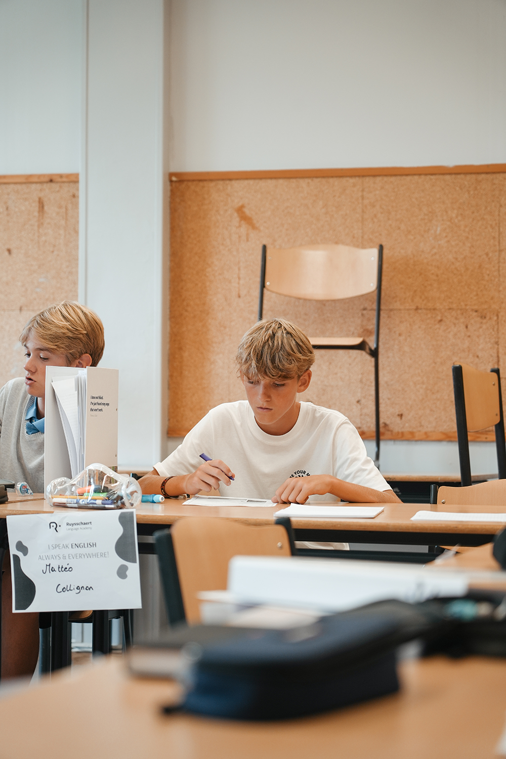 Jongen schrijft notities neer