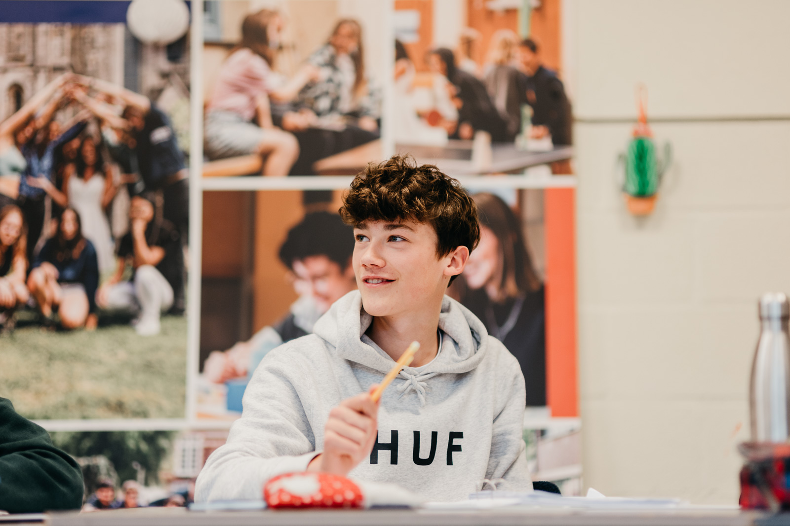 Jongen die potlood vasthoudt