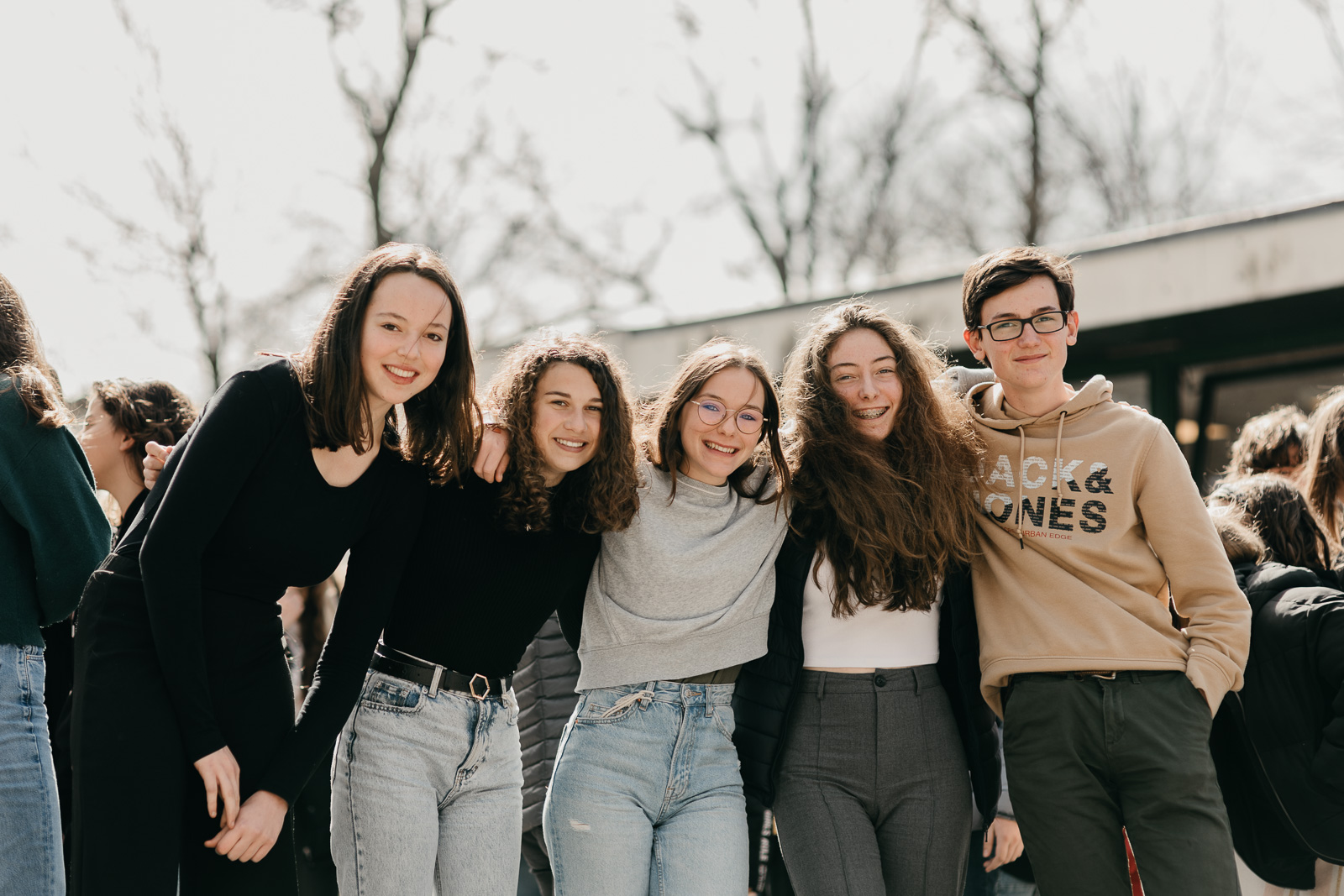 Jongeren die poseren voor een groepsfoto
