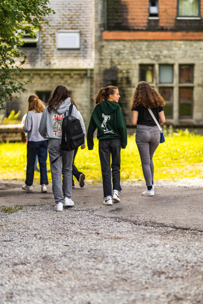 Groepje jongeren die wandelen