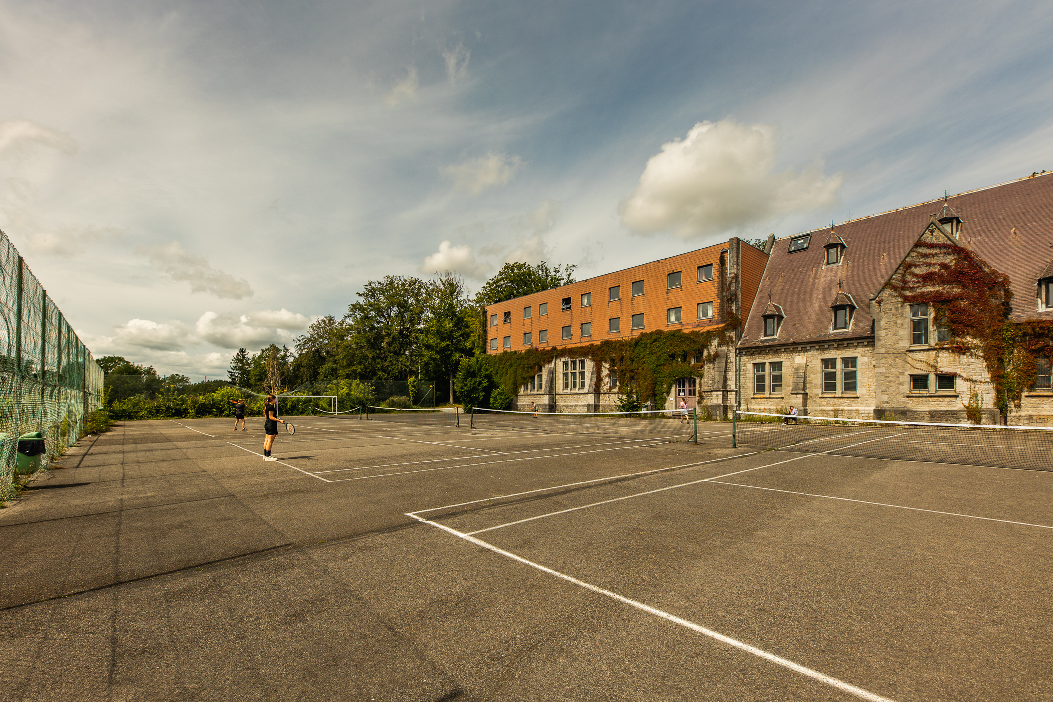 Tennisveld op taalkamp locatie Saint-Benoît