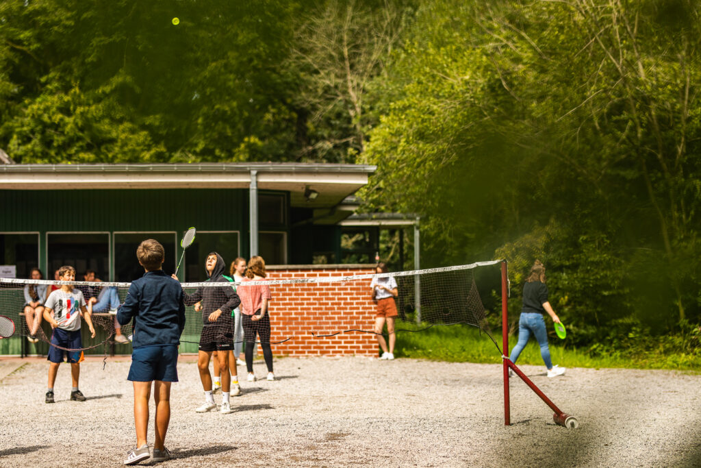 Jongeren op de speelplaats