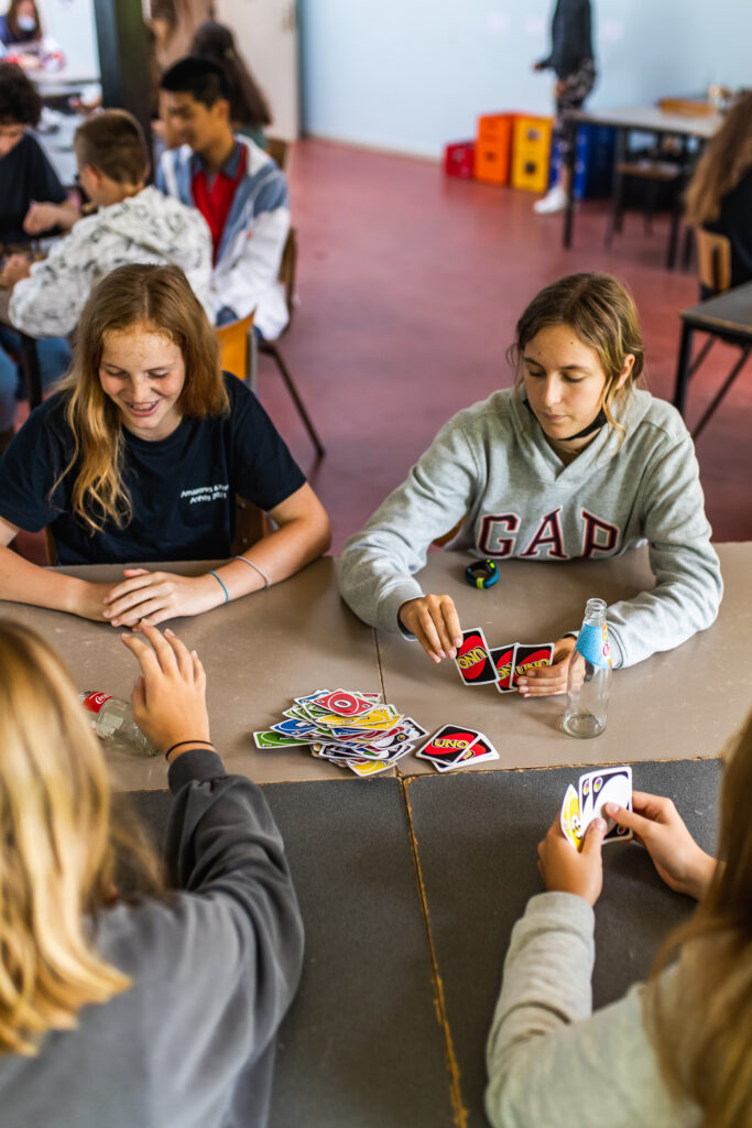Kinderen die gezelschapsspelletje spelen