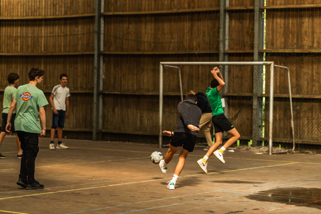 Jongens die aan het voetballen zijn