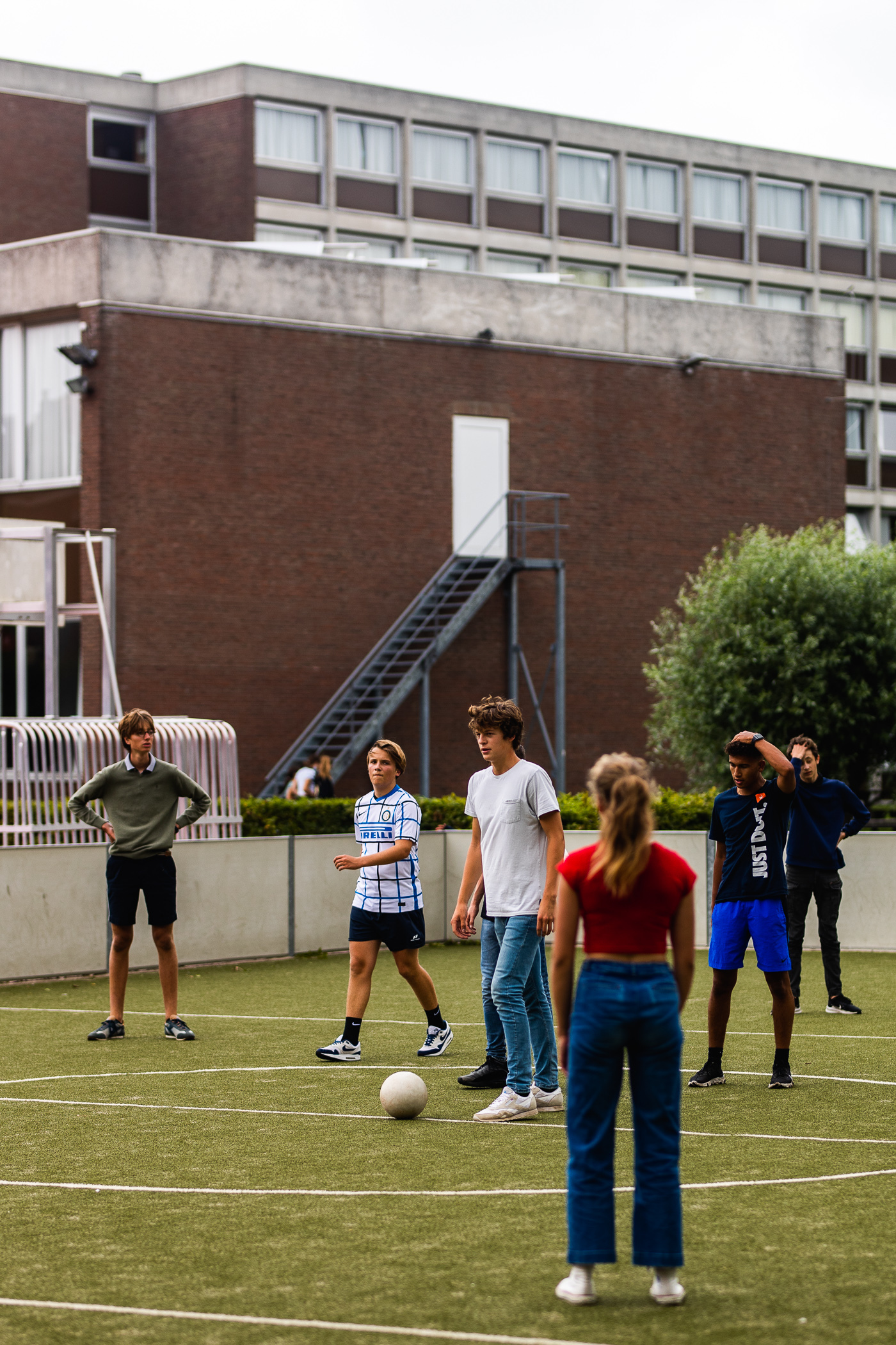 Groep jongeren die voetballen